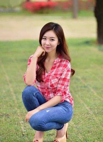 原创牛仔裤美女,傲娇的神情,尽显时尚女王范!