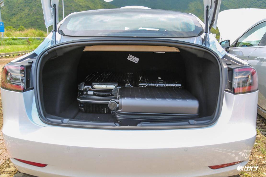 小鹏 p7 由于后备箱右上角有凸起,在放入同样的行李箱时,第二层就会