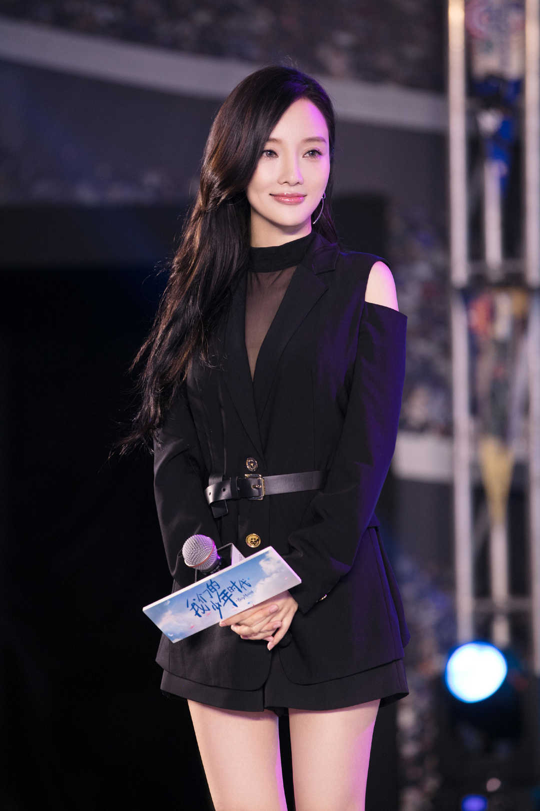 李小璐真会穿,黑色西服配短裤大秀美腿,展现出成熟大方淑女风范