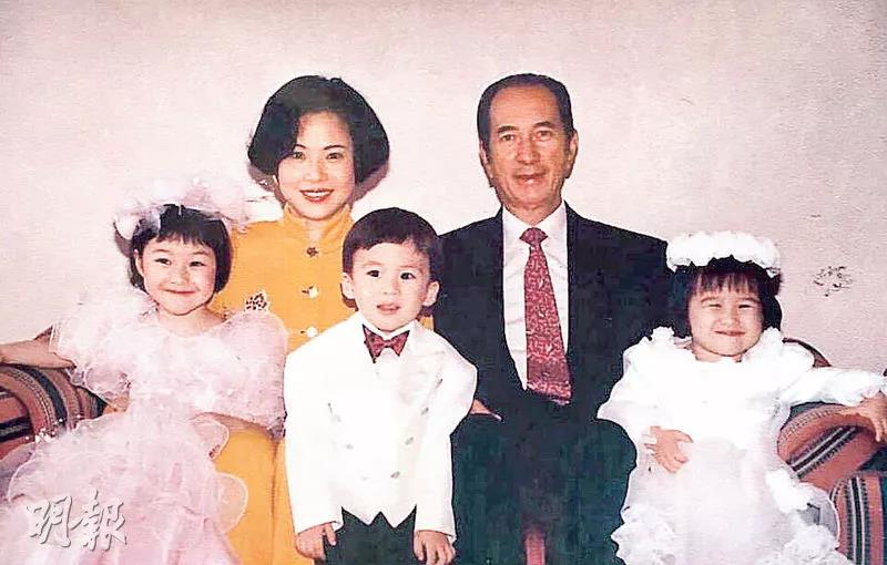 育有一子三女,可惜儿子何猷光及其妻子遭遇车祸身亡,之后黎婉华一病不