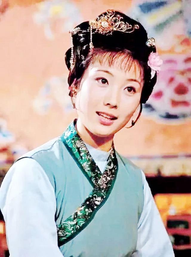 鸳鸯是《红楼梦》中丫鬟里比较出色的一个,她与袭人,晴雯,紫鹃,平儿等