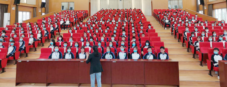 麻江县第二中学举行"三学 "课堂教学模式学习小组组长职责培训