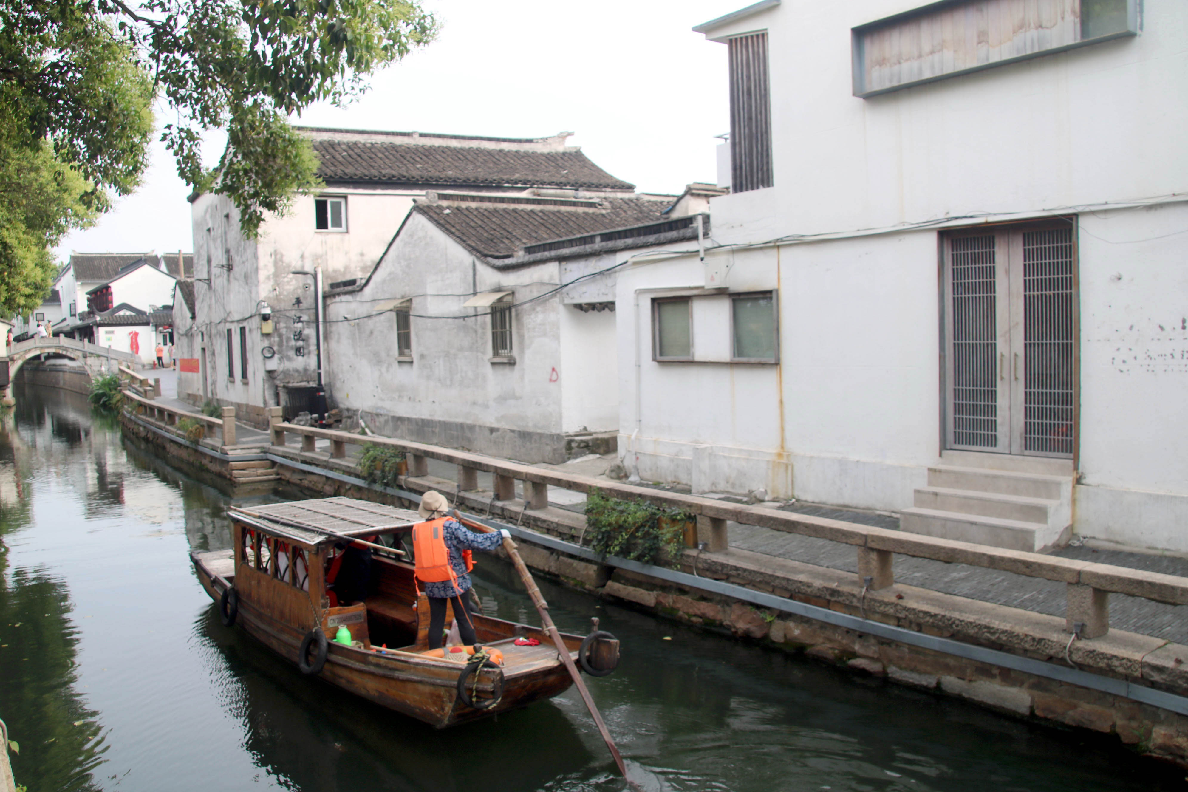 江苏苏州:乘手摇小木船 游平江路水巷