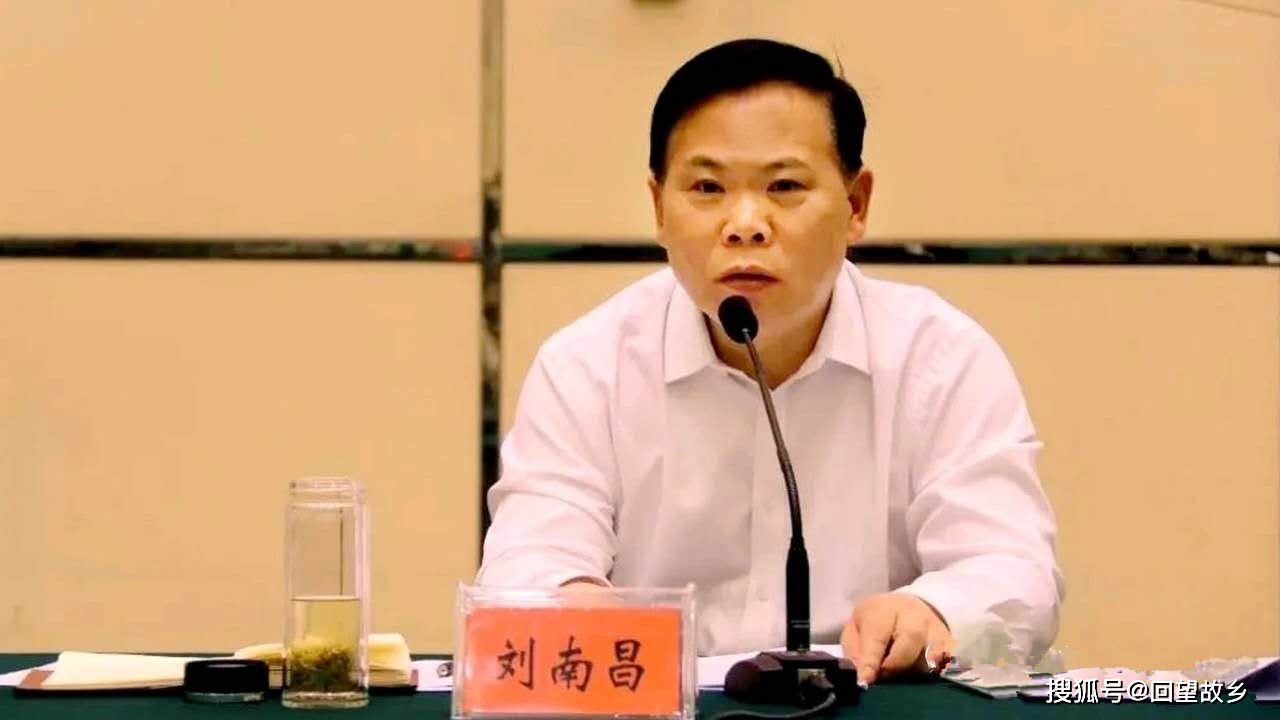 市领导贾书君,牛兰英,郭鸿勋,庆志英出席会议.