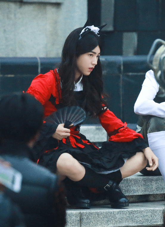 原创蔡徐坤穿短裙,王一博穿裙子,鹿晗穿短裙,看到王俊凯:怎能不心动?