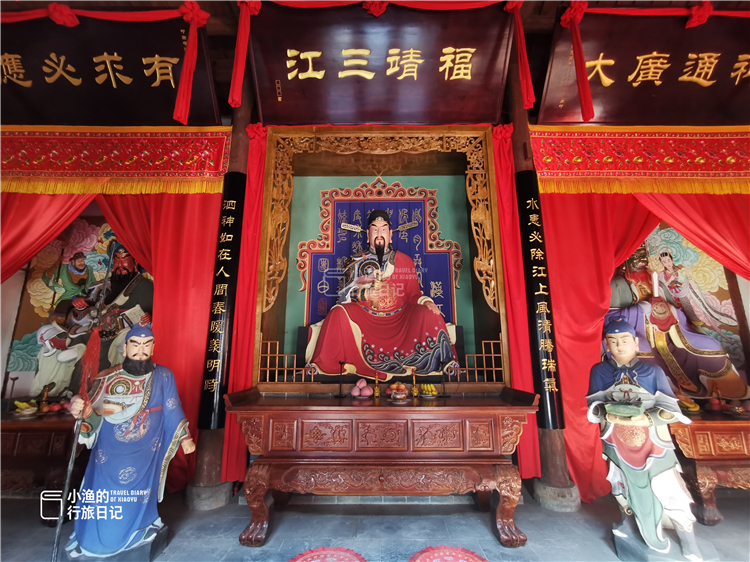 杨泗庙的规格布局和蜀河古镇黄州会馆一样,分为门楼,乐楼,拜殿和上殿
