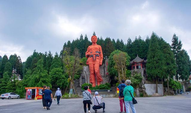 溫馨提示:華鎣山石林景區門票95元/人,年底前,醫務人員憑有效證件免費