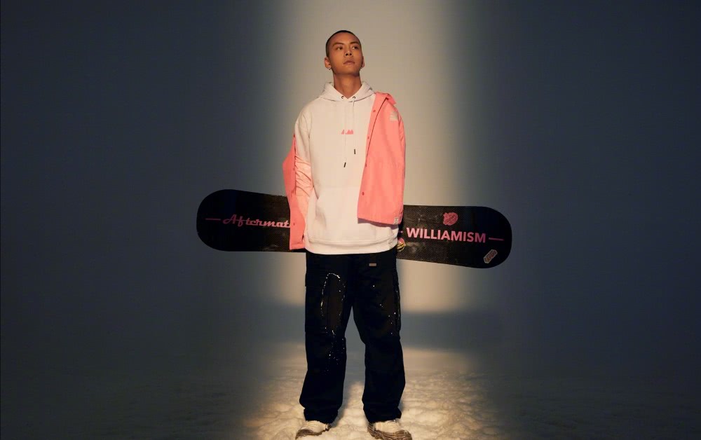 陈伟霆寸头现身节目现场,白t恤配黑短裤,造型饱满少年味十足