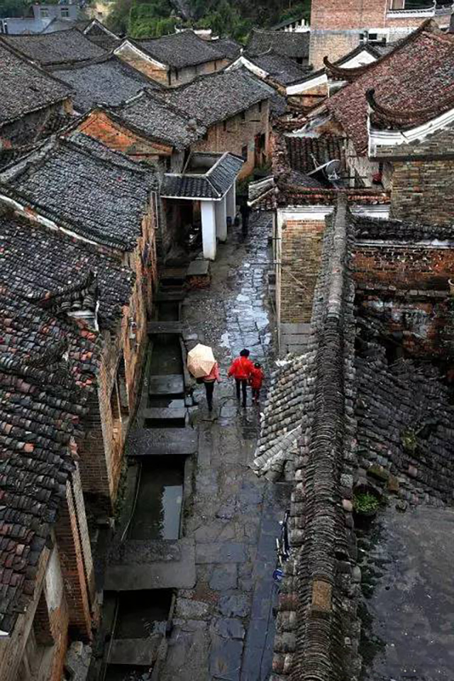 在河边筑地造村,繁衍子孙,家族日渐兴盛,逐渐发展成由八房,安福,水楼
