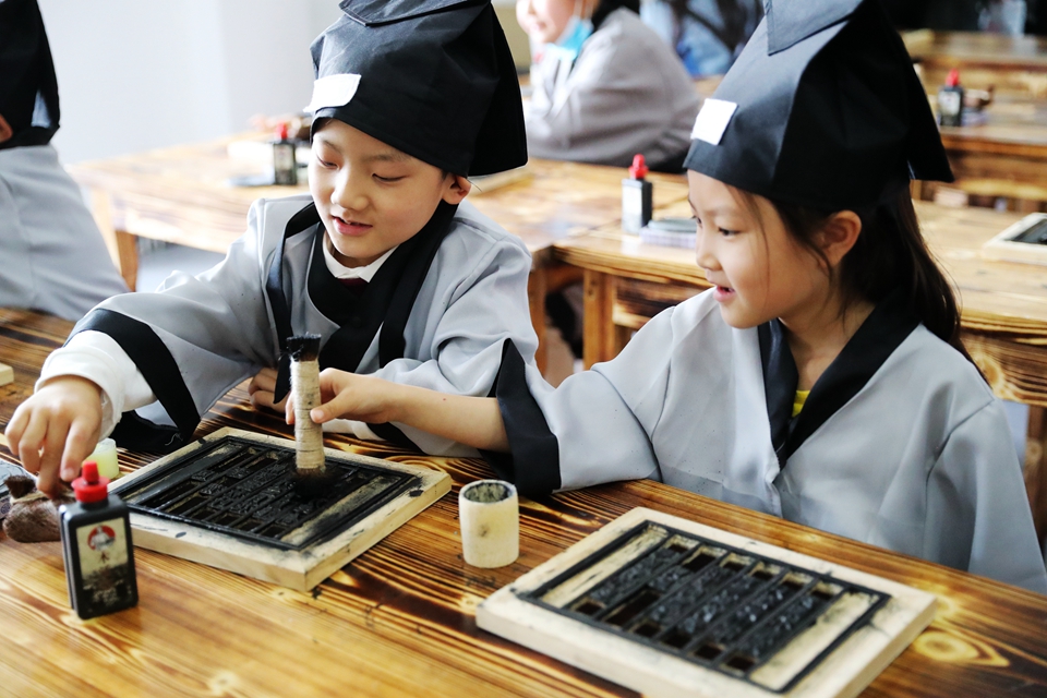 甘肃张掖:儿童亲手拓印玩转活字印刷感受印刷术魅力