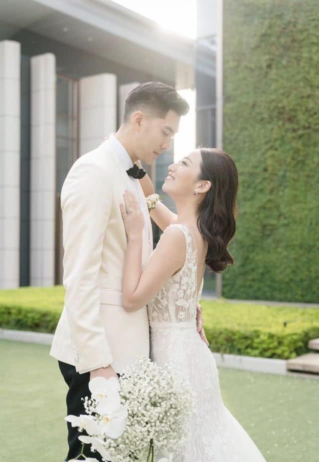 两人发布了现场照片,毛加恩很惊喜,妻子罗雯笑得很开心,尽管她已经