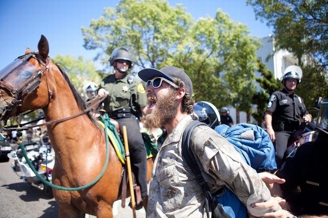 美国警察骑马踩踏示威者,差几寸就踩爆头,现场怒火被彻底点燃