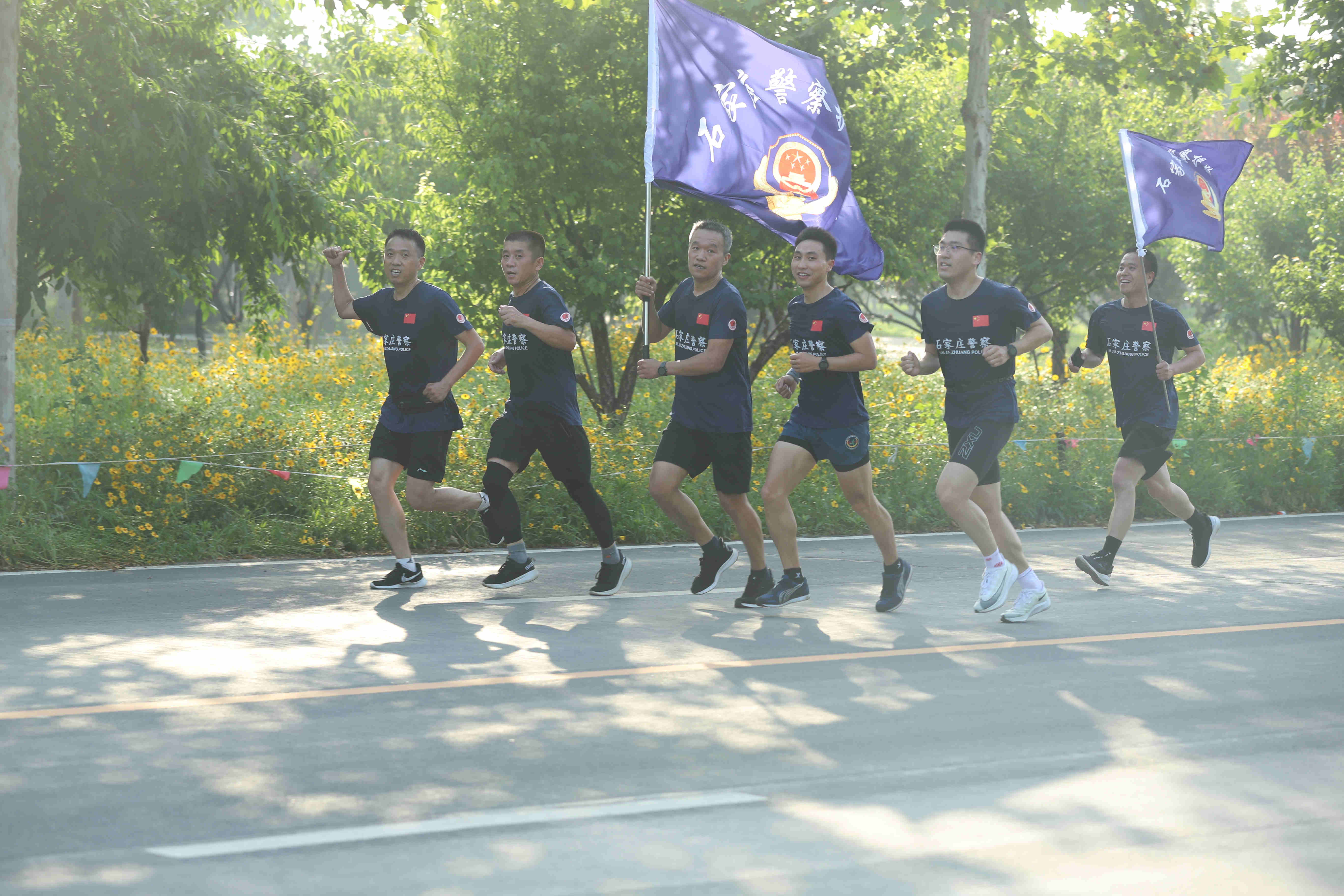 石家庄警察马拉松护跑团举办"有警同行"护苗畅跑活动