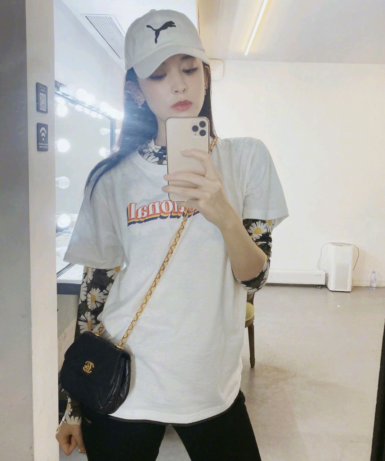 古力娜扎会穿衣,白t恤叠穿印花打底衫,这衣品可以,值得借鉴