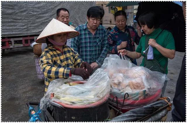 越南摆摊的突然就对国家失望，商贩：中国订单突然就没了，忍不了