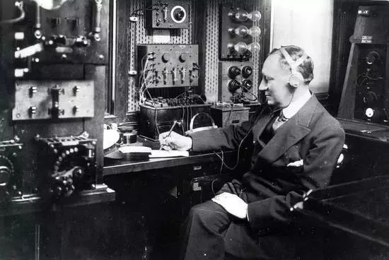 —1896年6月2日,马可尼在英国获得无线电技术的专利