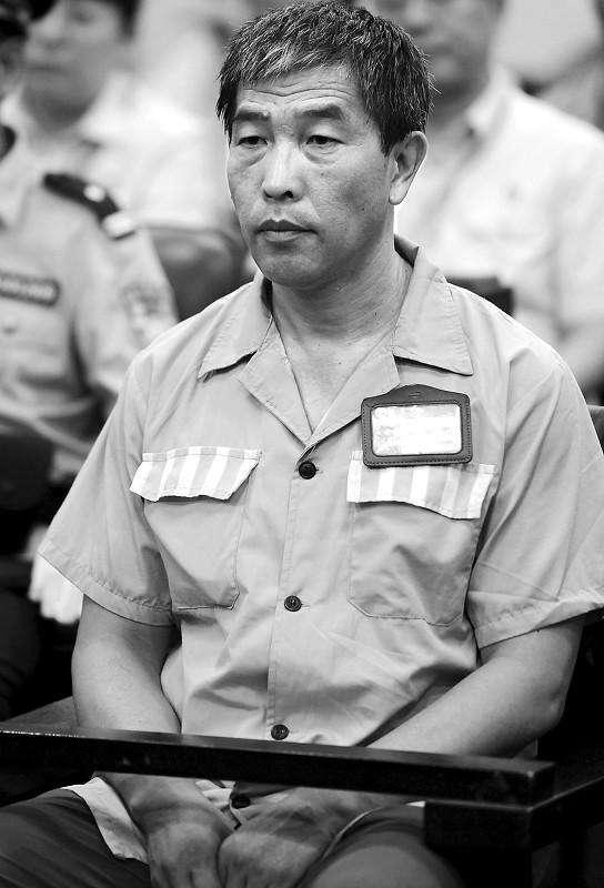 原创一裁判吹假哨入狱4年6个月曾多次主哨国际大赛路人拍下其近照