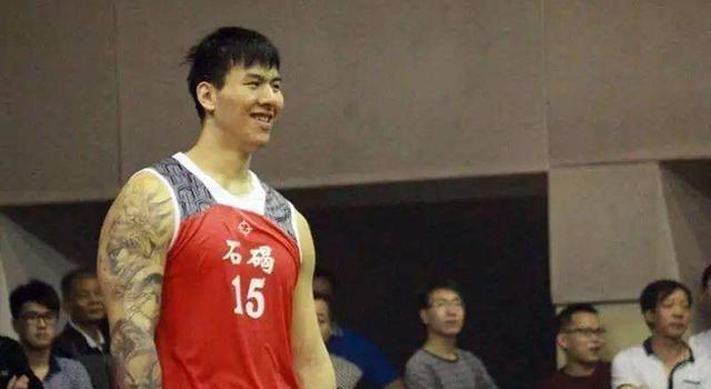 体重300斤的他卧推比姚明还要强,这位球员名叫张鸿林