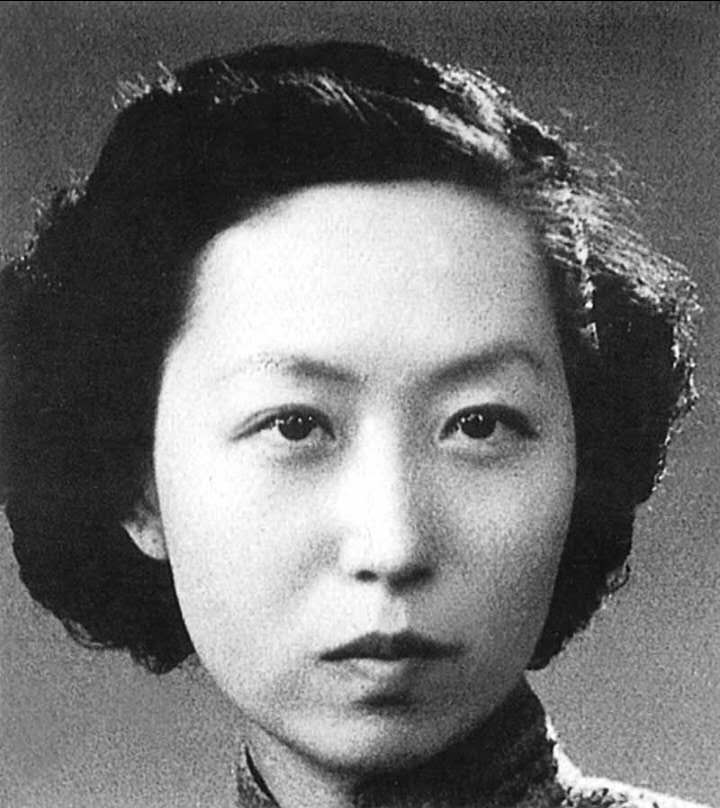 原创张爱玲:成名后还母亲二两金条,得不到母爱的她晚年独自疗伤