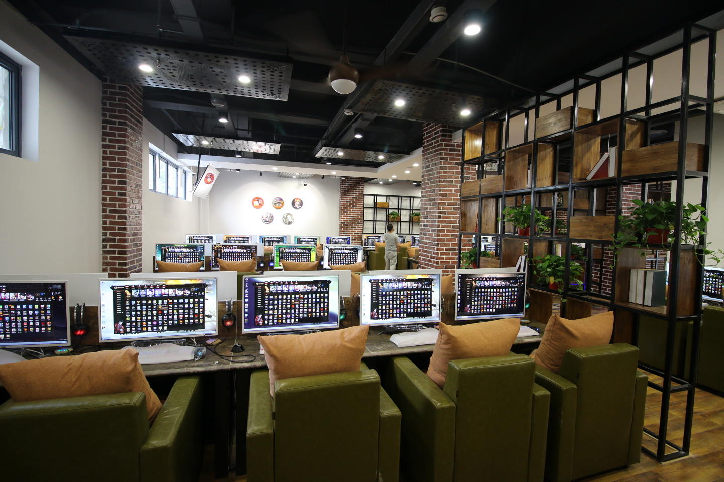 徐州网吧装修案例,建筑面积500平方,造价35万,40天竣工