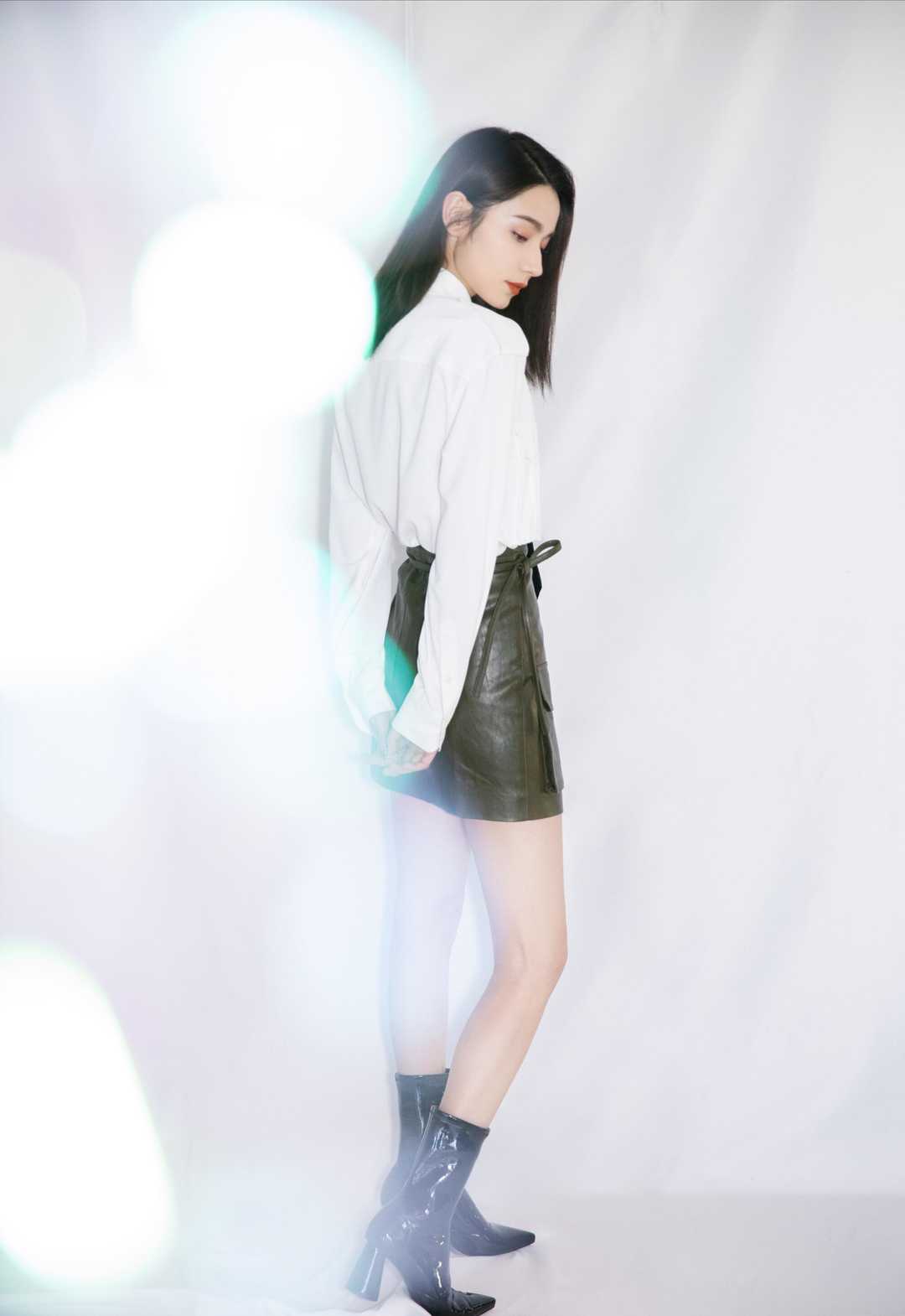 原创代斯真不愧是气质女神,穿一件吊带连衣裙性感大气,女神范十足