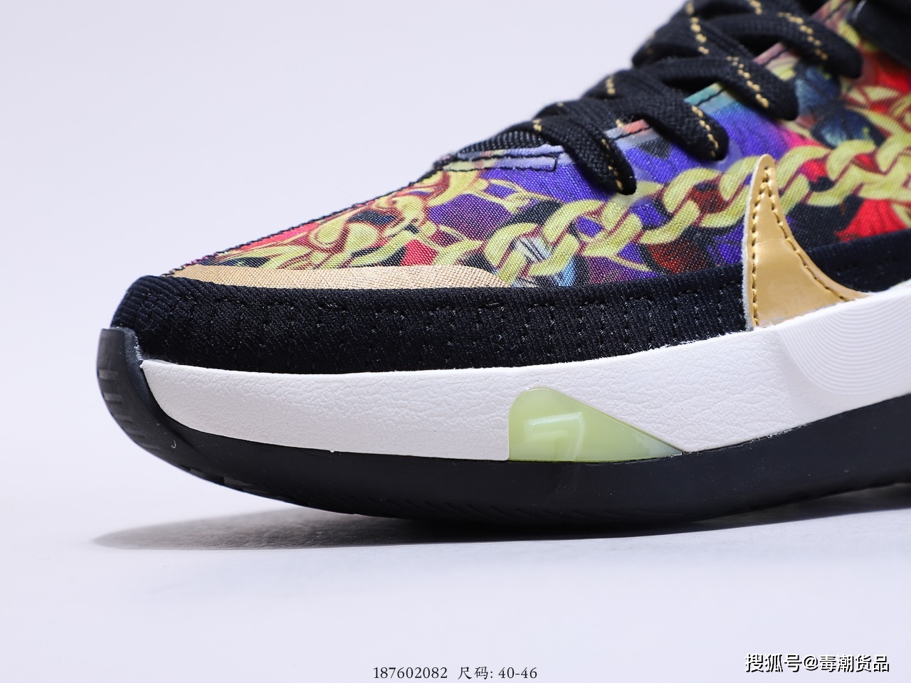 此款nikekd13黑白/蝴蝶链条印花配色,鞋履整体以黑白为主,不同的是