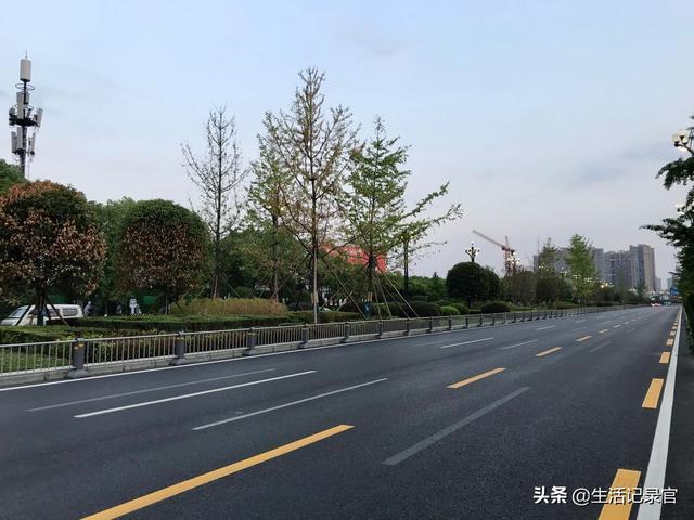 新都蜀龙大道花园路口封闭施工注意部分公交线路绕行