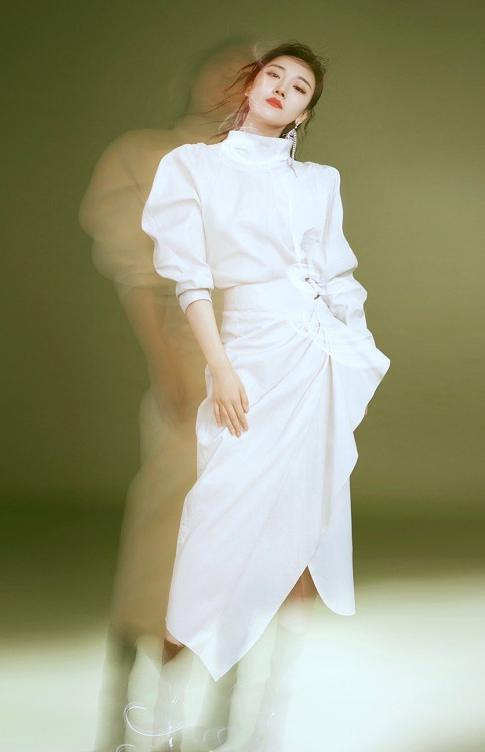 菅纫姿展万种风情白色礼服仙气飘飘卖萌姿势我只服你