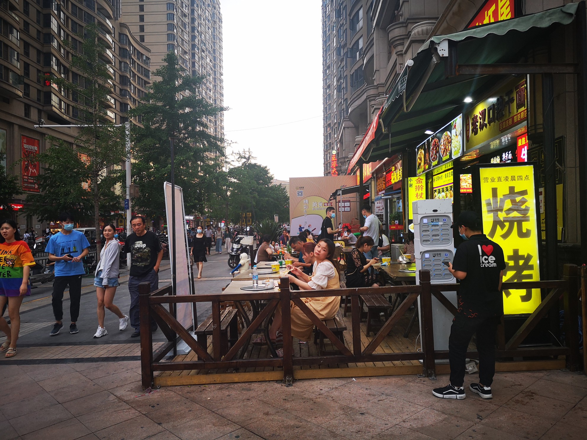 郑州曼哈顿小吃街图片