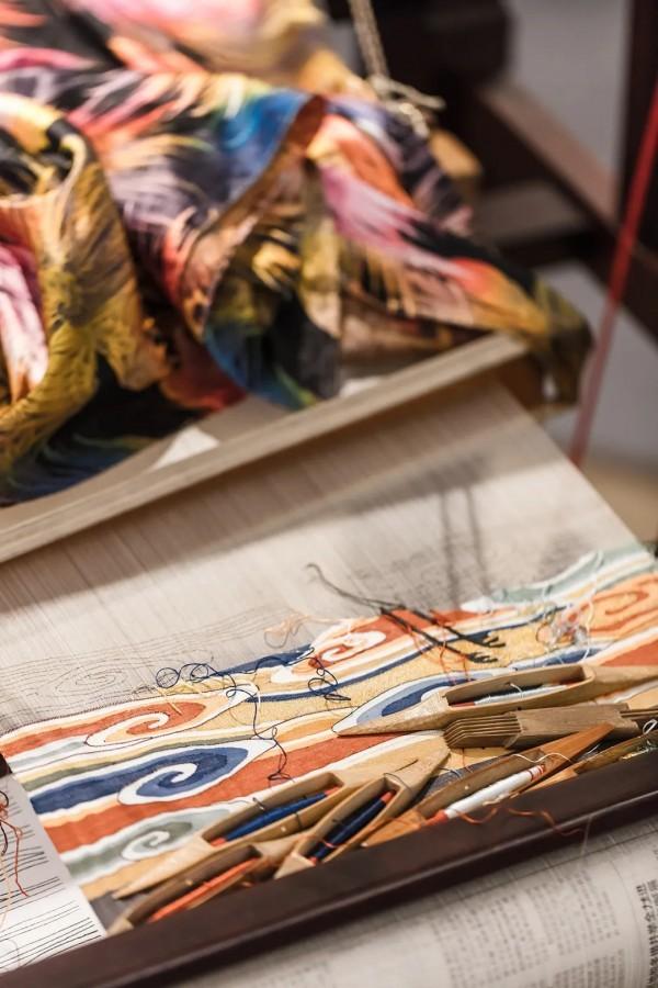 满怀深情绣"院士"!苏州绣娘周丽琴把苏绣肖像亲手交给李兰娟