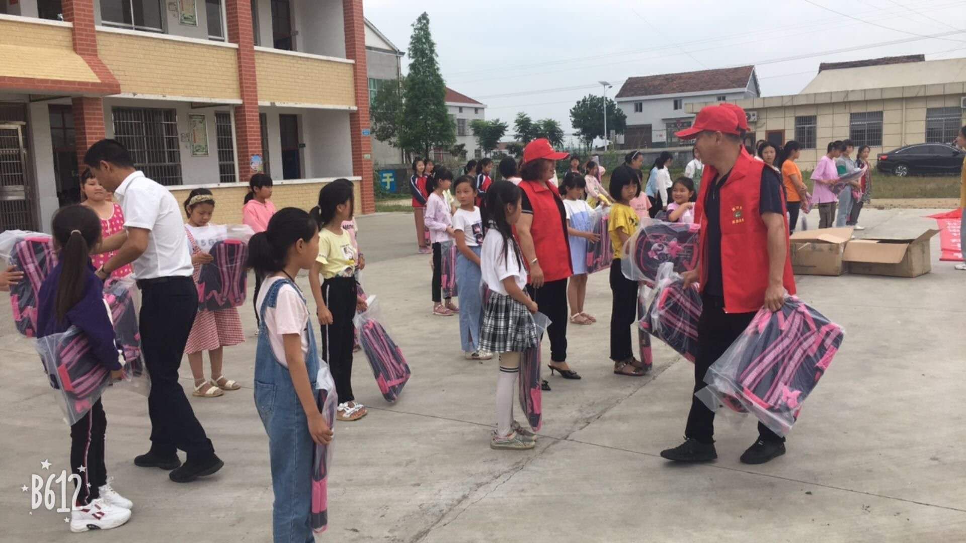岳阳县筻口镇计生协会,妇联,综治办联合举办关爱留守儿童,慰问失独