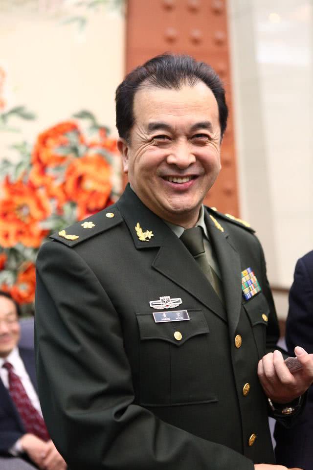 春晚"小品王"之一的黄宏,如今60岁近照满头白发,精神不佳,网友感叹