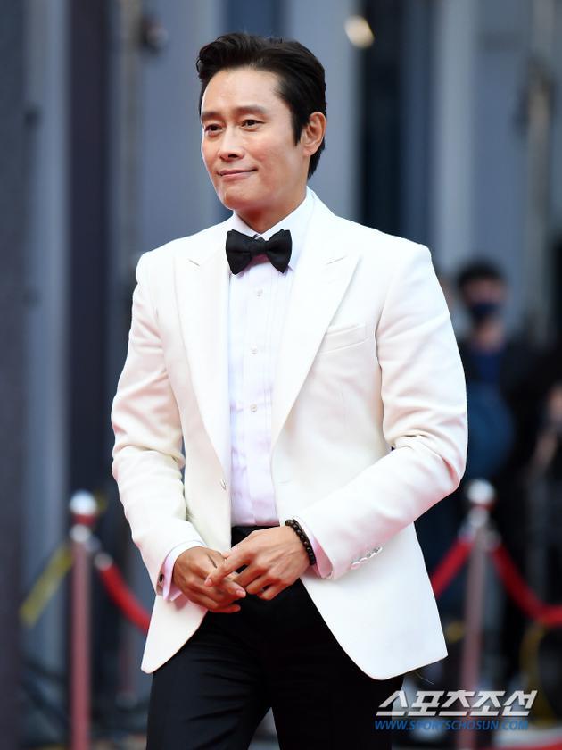 原创第56届韩国大钟奖获奖名单出炉,电影《寄生虫》成最大赢家