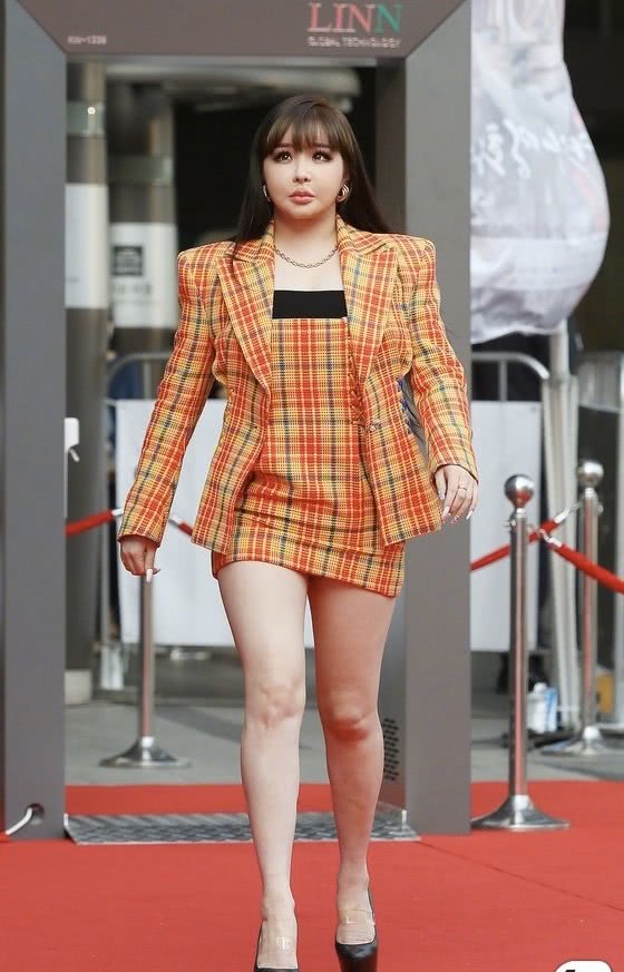 "南韩腿精"朴春怎么了?现身活动身材像是吹气球,颜值直线下滑