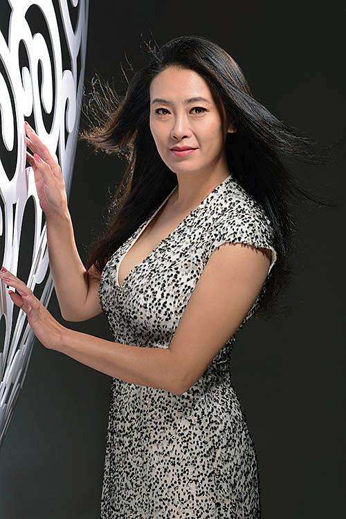 很明显,贾妮嫁给谢晓辛为了就是为了报复申军谊,但是谢晓辛虽然知道这