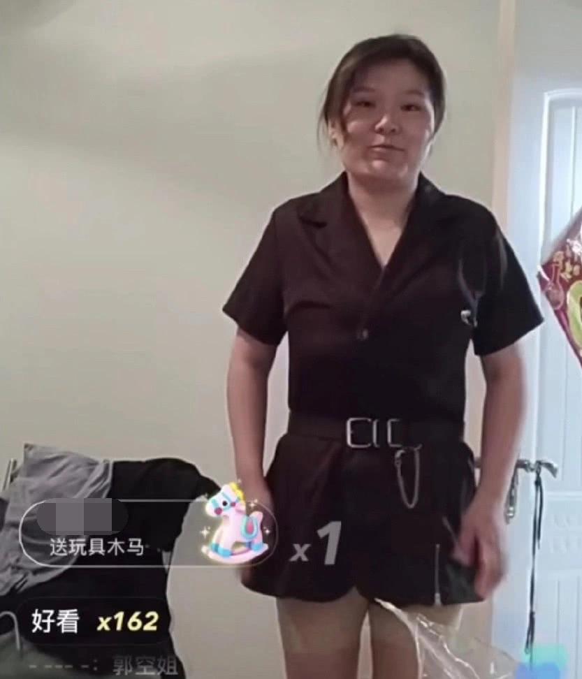 "郭老师"减肥成功,腰和腿的线条清晰可见,美颜后的样子被认成了范冰冰