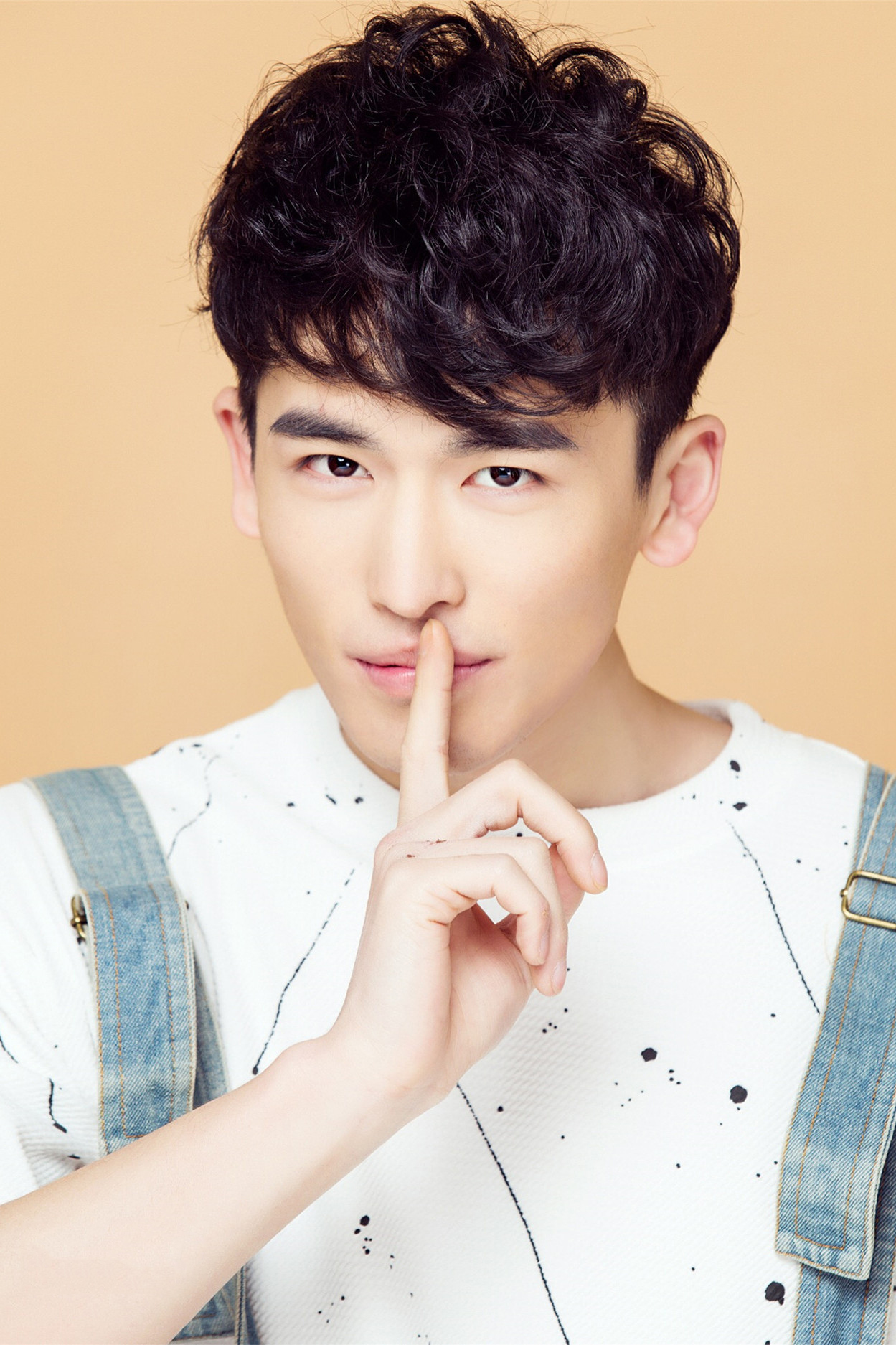 郝明奇比张雅卓大一岁,毕业于中央戏剧学院影视学员班.