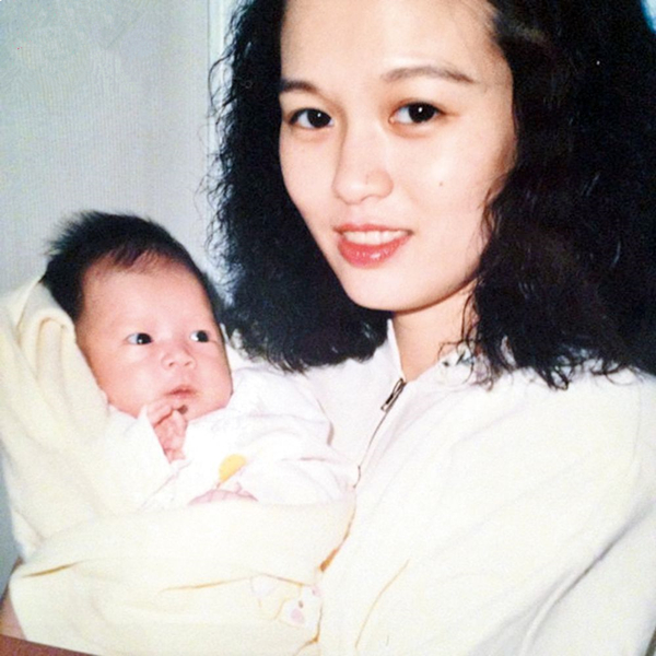 1990年,黄日华与梁洁华喜获女儿黄芷晴,因此,婚后的生活也让两人的