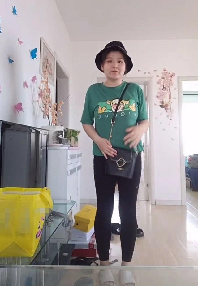 "郭老师"减肥成功,腰和腿的线条清晰可见,美颜后的样子被认成了范冰冰