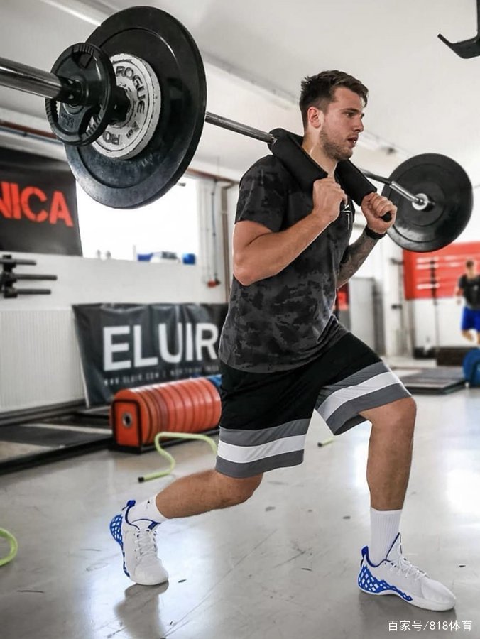 我没胖!东契奇晒撸铁照回应肥胖传闻,在家乡每日2练,专人控制饮食