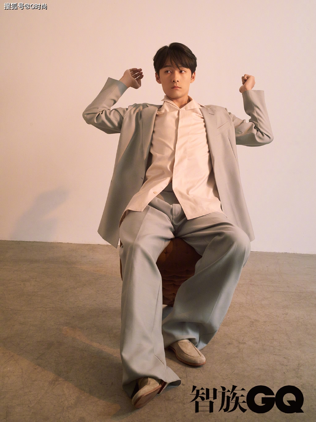 张雨剑身穿宽松的大西装套装,休闲又很有舒适感.