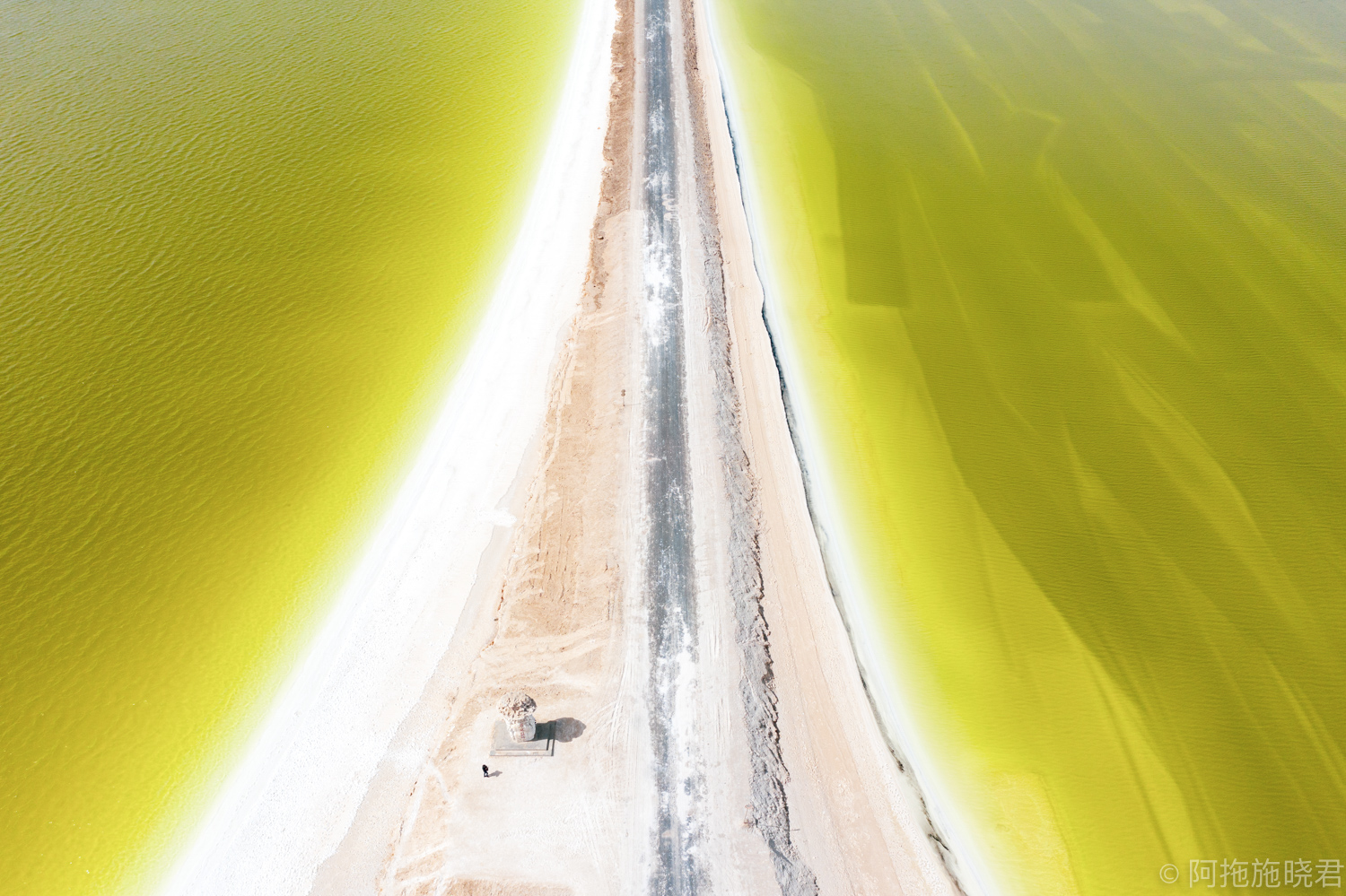 行走在独一无二的万丈盐桥上,看中国最大的盐湖,比茶卡盐湖还美
