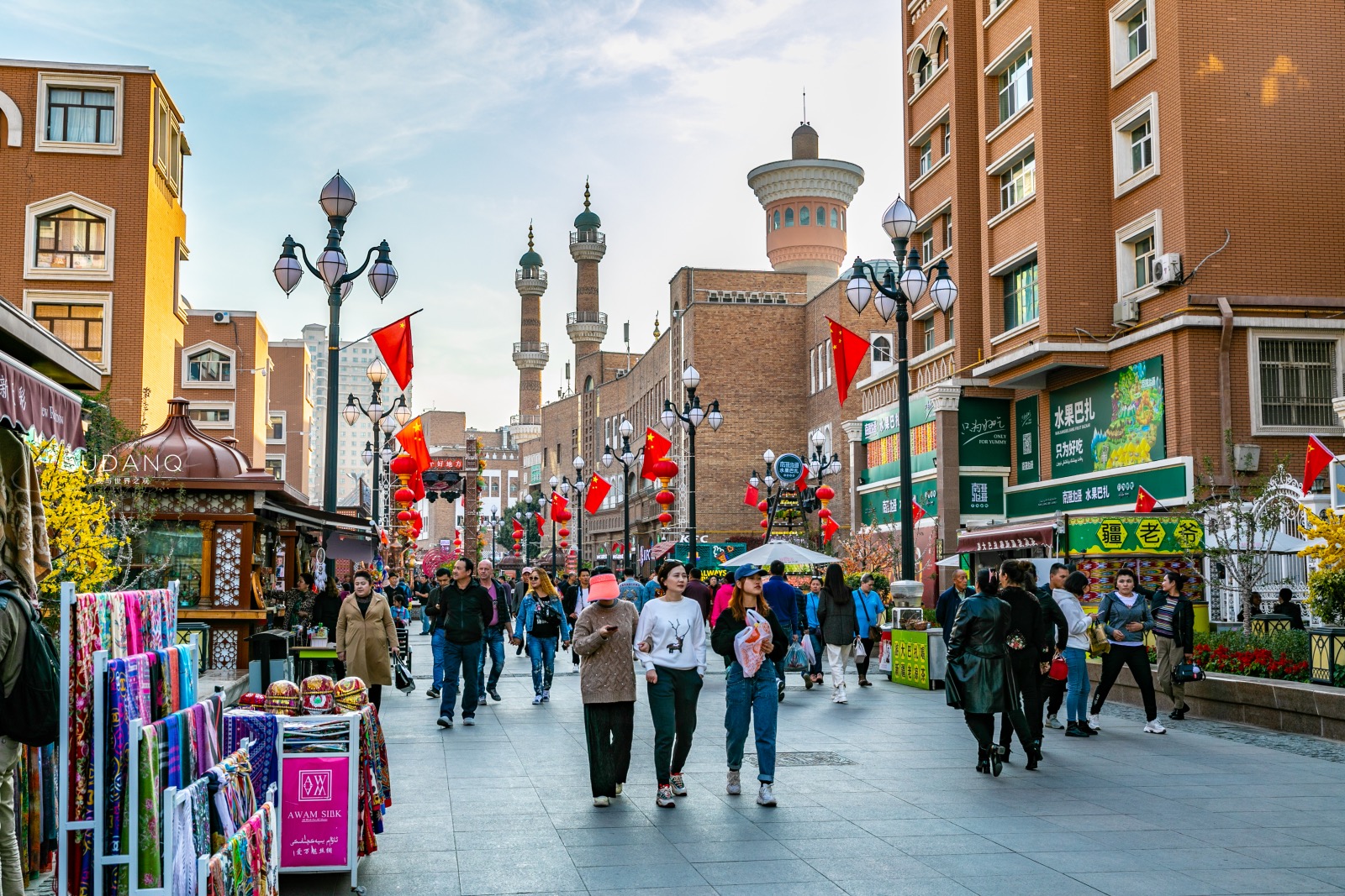 原创世界上规模最大的集市有何特色新疆国际大巴扎来了就不想走