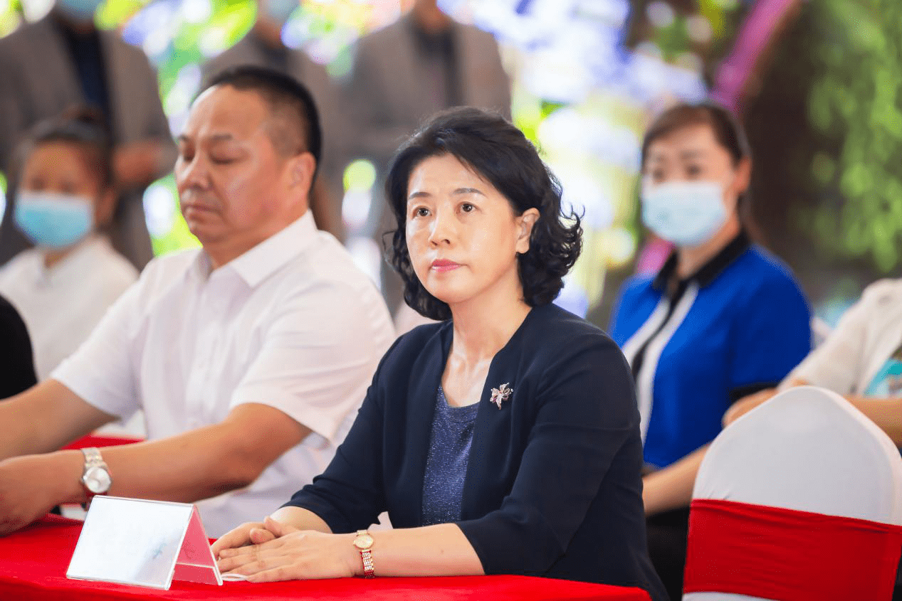 公司总经理王建刚先生与乌鲁木齐妇联幼儿教育集团党委书记李艳梅女士