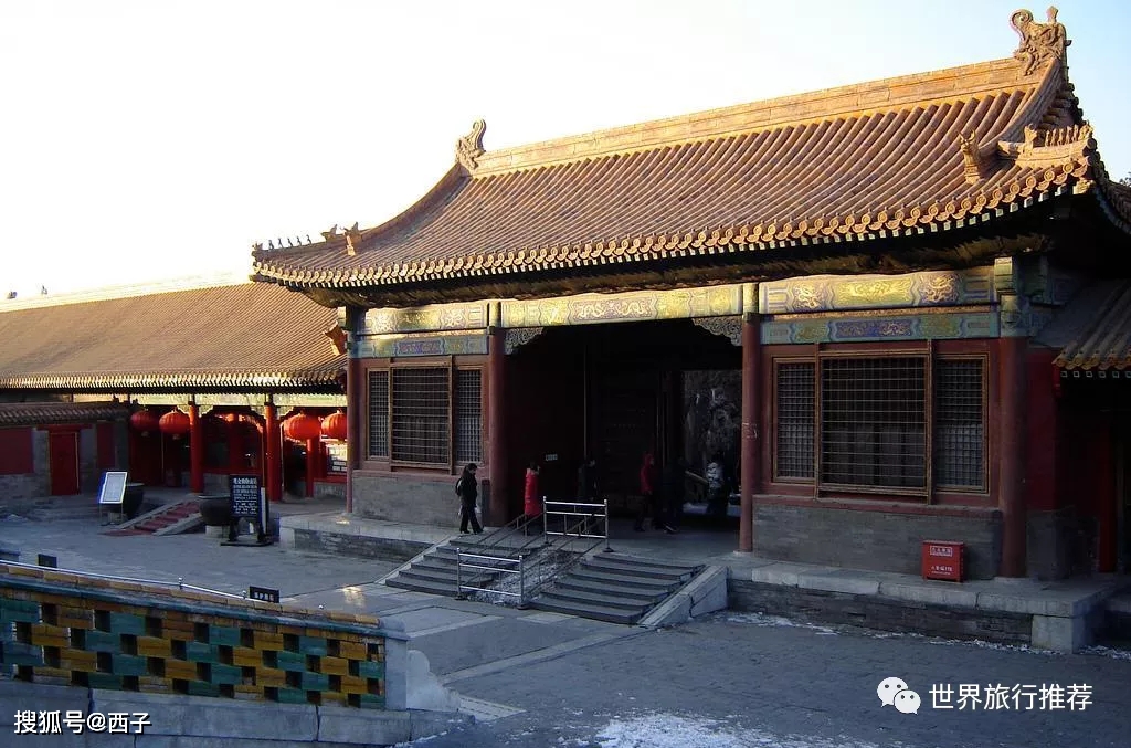 坤宁宫在明朝时是皇后的寝宫,又叫中宫,顺治年间仿照沈阳清宁宫重建