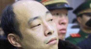 人,从小到大,无恶不作,曾经假扮警察持枪杀人抢劫,被抓后,还成功越狱