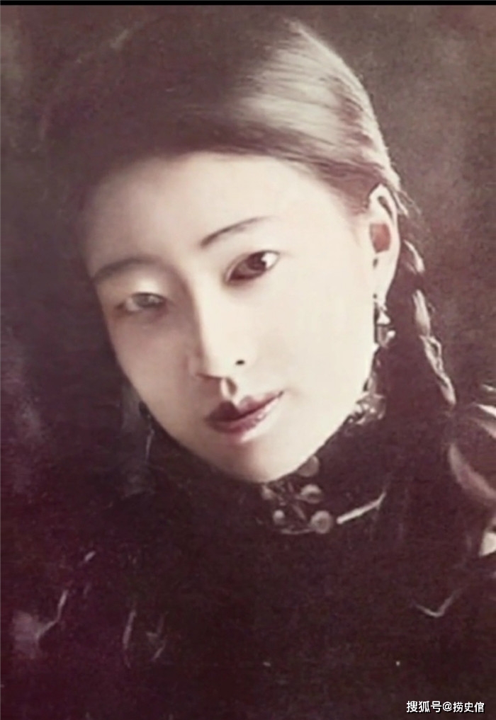 一组婉容鲜见照,有一幅在雨中有人为她打伞