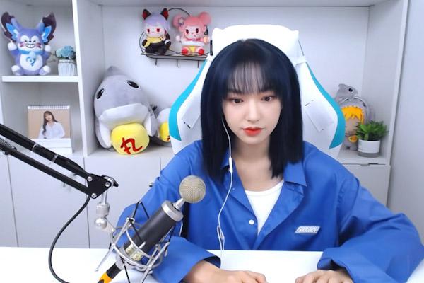 原创吃鸡圈首位型男主播丁泽仁空降斗鱼仙狗组合甘当绿叶