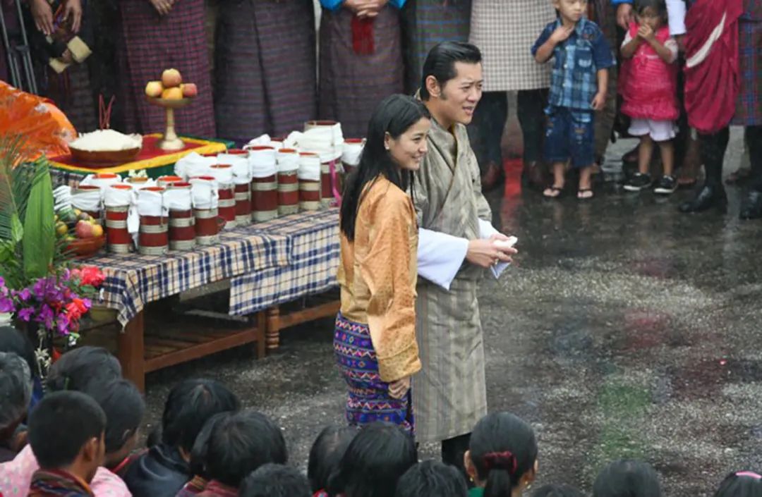 30歲不丹國王攜王后冒雨出訪,大背頭被雨淋溼,變斜劉海太減齡