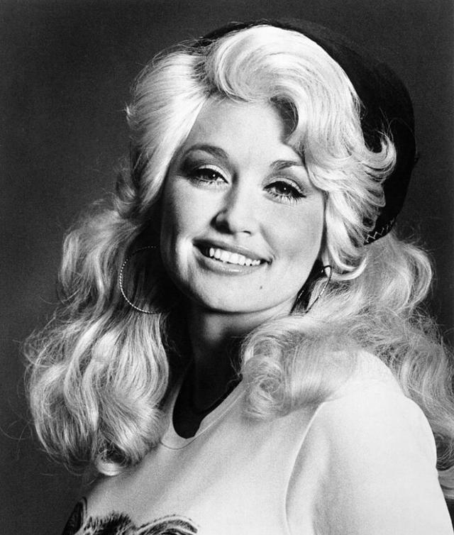 74岁女歌手睡觉不卸妆,"蚂蚁腰"更显自律,结婚超50年依旧甜蜜_多莉